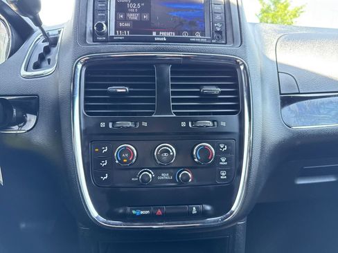 Used 2017 Dodge Grand Caravan SE FWD image 23