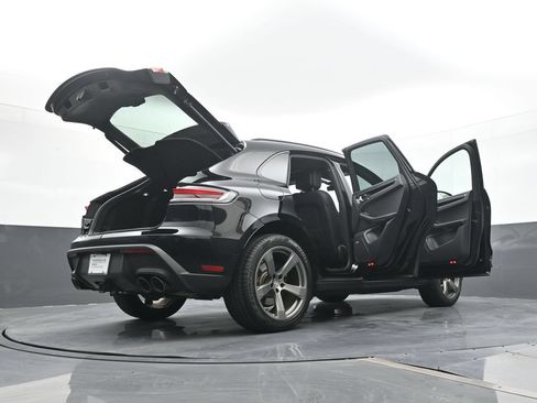 Certified 2025 Porsche Macan AWD/4WD image 27