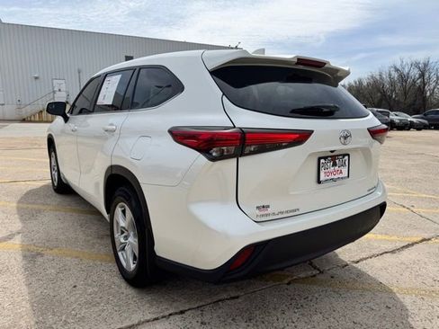 Used 2021 Toyota Highlander LE image 8