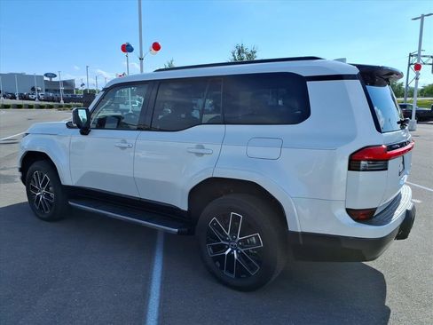 Used 2024 Lexus GX 550 w/ Accessory Package (2T) AWD/4WD image 3
