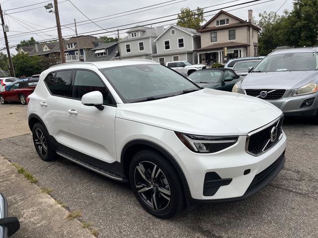 Used 2023 Volvo XC40 B5 Core AWD/4WD image 3
