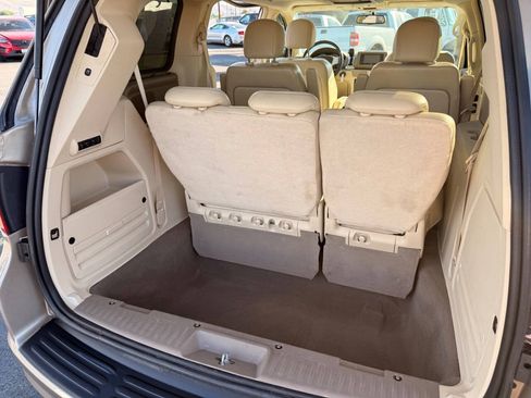 Used 2009 Volkswagen Routan SEL FWD image 8
