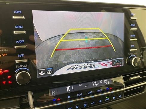 Used 2023 Toyota Sienna Limited image 9