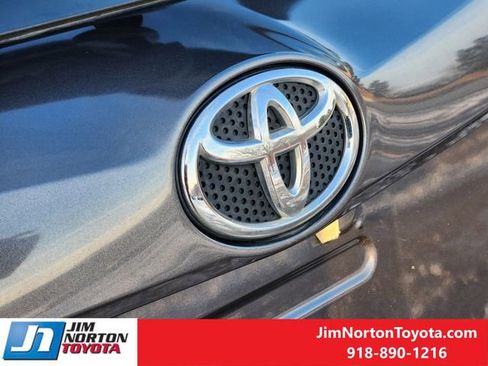 Used 2018 Toyota RAV4 LE image 12