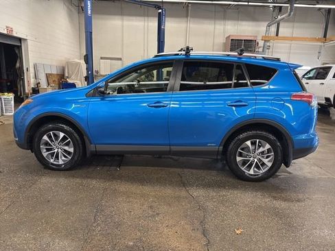 Used 2018 Toyota RAV4 LE AWD/4WD image 3