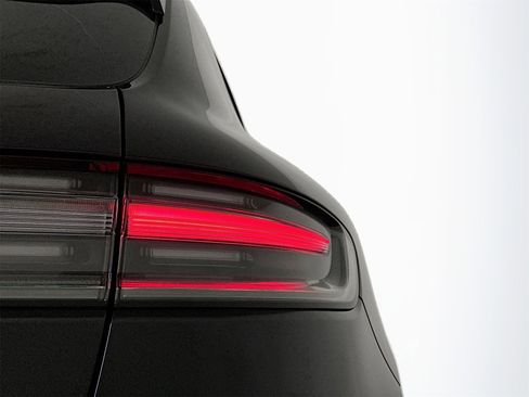 Certified 2025 Porsche Macan image 30