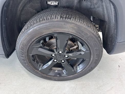 Used 2024 Jeep Grand Cherokee Altitude AWD/4WD image 8