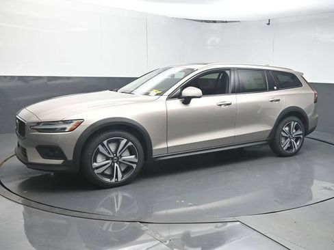 New 2026 Volvo V60 B5 Cross Country Plus w/ Protection Package Premier AWD/4WD image 4