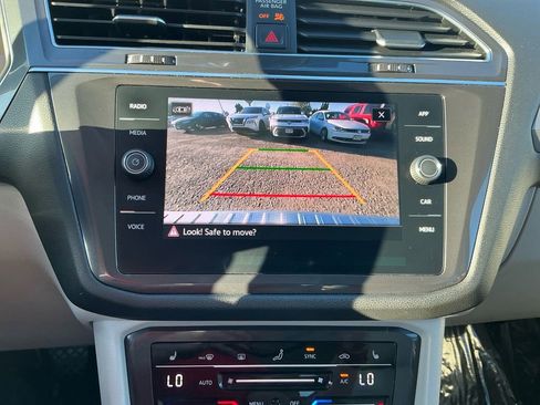 Used 2022 Volkswagen Tiguan SE w/ Panoramic Sunroof Package image 17