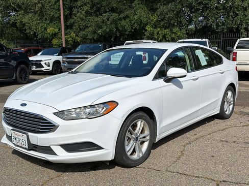 Used 2018 Ford Fusion SE w/ Fusion SE Technology Package FWD image 1