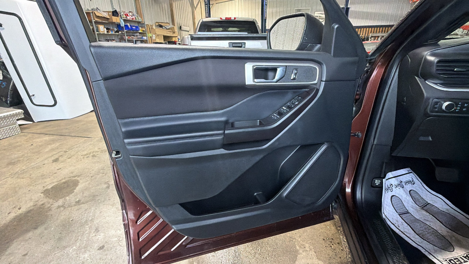 Used 2020 Ford Explorer XLT w/ Comfort Package AWD/4WD image 10