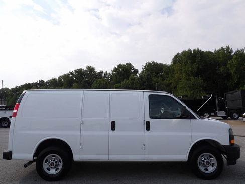 Used 2022 GMC Savana 2500 RWD image 9