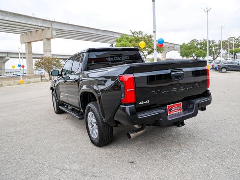 Certified 2025 Toyota Tacoma SR5 w/ SR5 Upgrade Package AWD/4WD image 9
