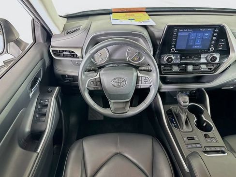 Used 2022 Toyota Highlander XLE AWD/4WD image 22