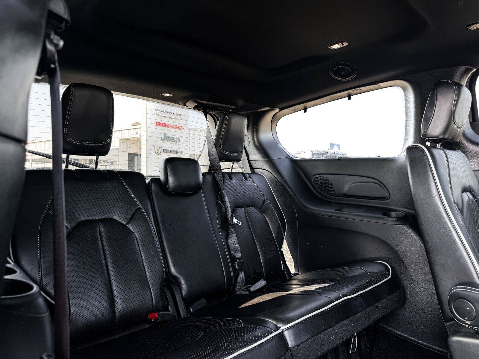 Used 2025 Chrysler Pacifica Limited FWD image 23