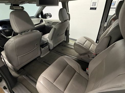 Used 2018 Toyota Sienna XLE Premium AWD/4WD image 15