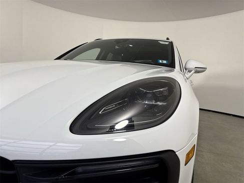 Certified 2025 Porsche Macan image 11