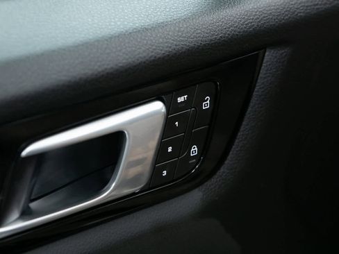 Certified 2022 Porsche Cayenne Platinum Edition image 16