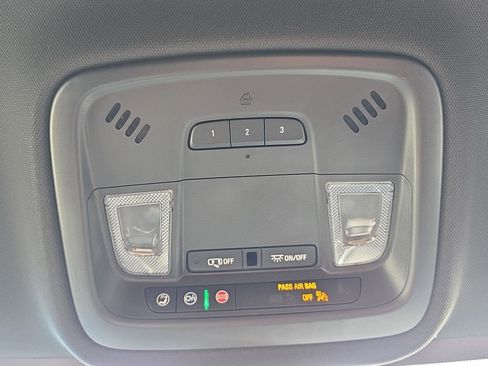 Used 2023 Chevrolet Traverse LT image 17