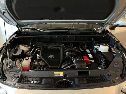 Used 2025 Toyota Highlander LE FWD image 34