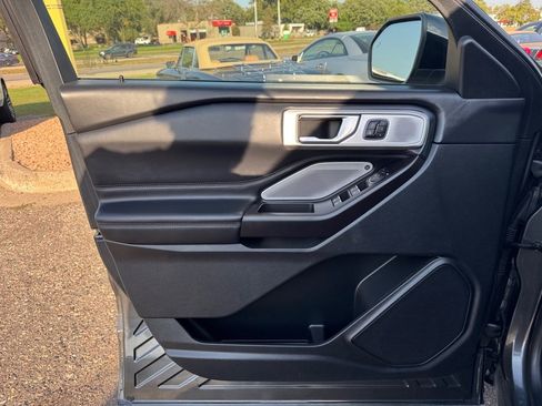 Used 2020 Ford Explorer Platinum w/ Premium Technology Package image 19