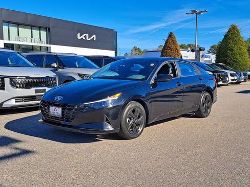 Used 2023 Hyundai Elantra SEL image 2