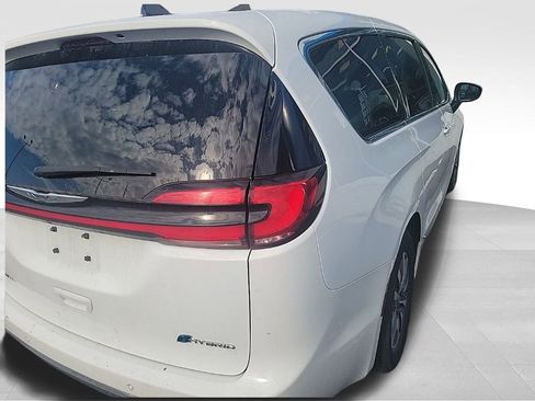 Used 2023 Chrysler Pacifica Limited image 3