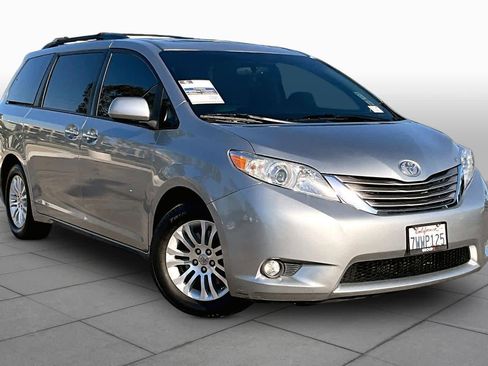 Used 2017 Toyota Sienna XLE FWD image 2