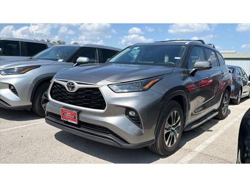 Certified 2025 Toyota Highlander XLE FWD image 9