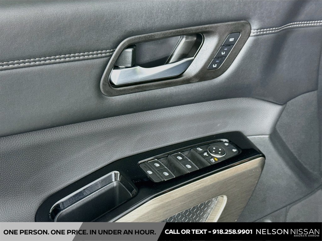 Certified 2025 Nissan Pathfinder Platinum w/ Black Appearance Package AWD/4WD image 18