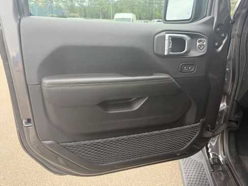 Used 2025 Jeep Wrangler Unlimited Sahara w/ Safety Group AWD/4WD image 16