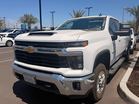 Used 2025 Chevrolet Silverado 2500 LT w/ Convenience Package AWD/4WD image 4