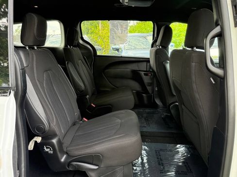 Used 2020 Chrysler Pacifica Touring w/ S Appearance Package FWD image 21