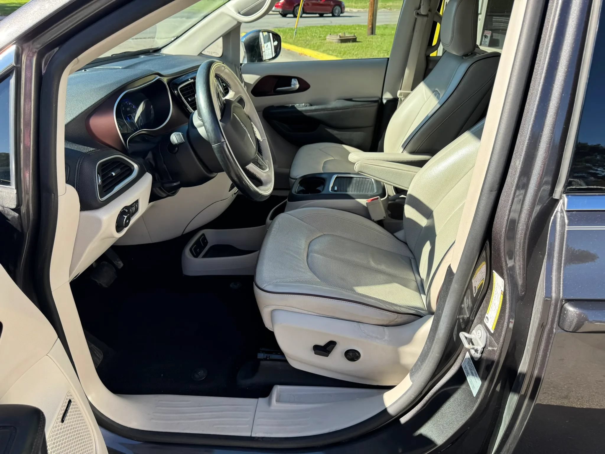 Used 2017 Chrysler Pacifica Limited FWD image 15