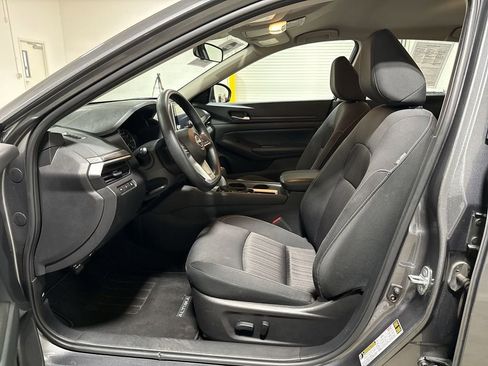 Used 2025 Nissan Altima 2.5 SV FWD image 19