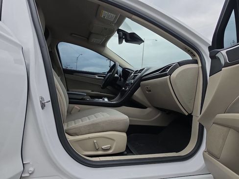 Used 2017 Ford Fusion SE FWD image 25