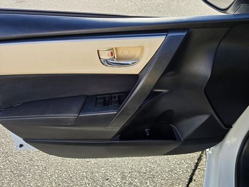 Used 2018 Toyota Corolla LE image 9