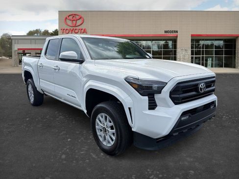 Certified 2025 Toyota Tacoma SR5 AWD/4WD image 3