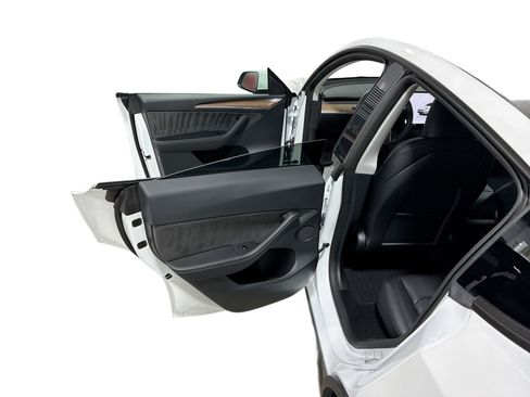 Certified 2023 Tesla Model Y Long Range AWD/4WD image 10