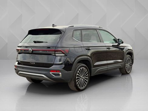 Used 2025 Volkswagen Taos SE FWD image 5