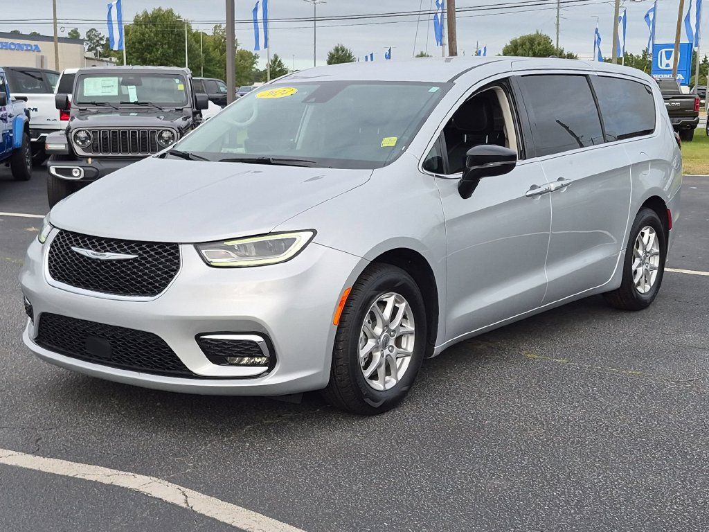 Used 2024 Chrysler Pacifica Touring-L FWD image 7