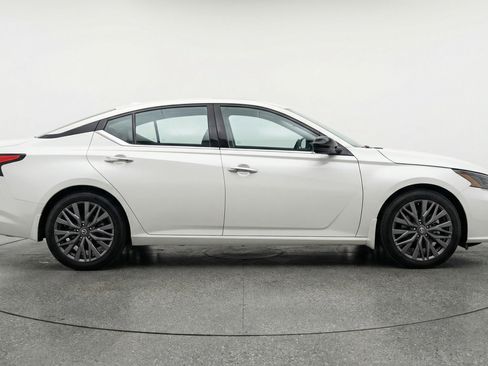 Used 2025 Nissan Altima 2.5 SV FWD image 11
