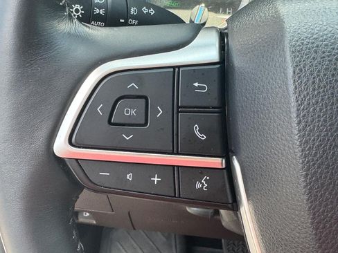 Used 2022 Toyota Highlander XLE FWD image 22