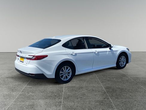 Used 2025 Toyota Camry LE FWD image 5