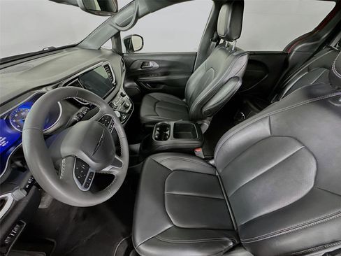 Used 2025 Chrysler Pacifica Select image 11
