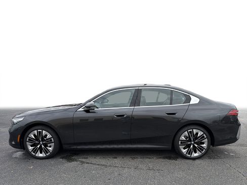 Certified 2025 BMW 530i w/ Premium Package image 25