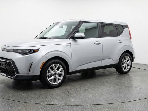 Used 2025 Kia Soul LX w/ LX Technology Package FWD image 3