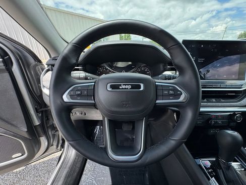 Used 2022 Jeep Compass Latitude w/ Sun and Sound Group AWD/4WD image 21