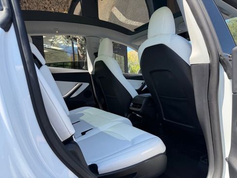 Used 2022 Tesla Model Y Long Range image 35