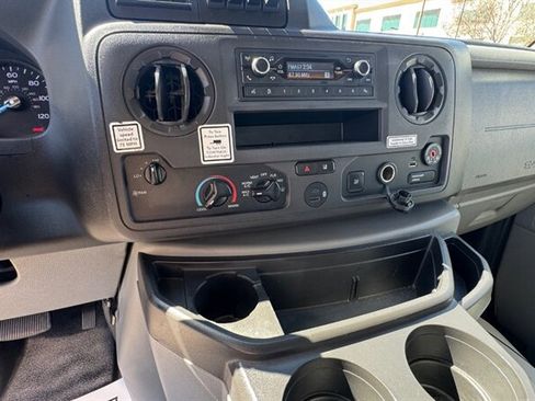 Used 2022 Ford E-350 and Econoline 350 Super Duty image 9